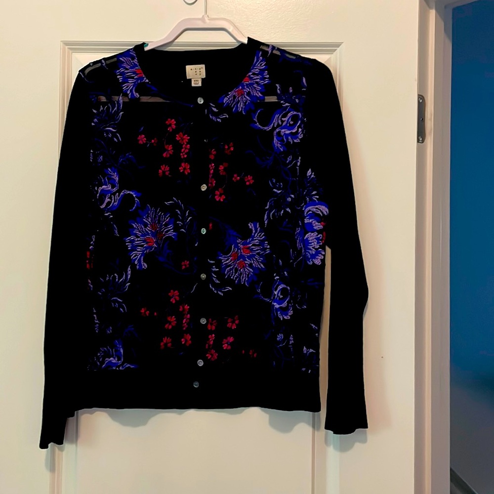 Embroidery detailed sweater.